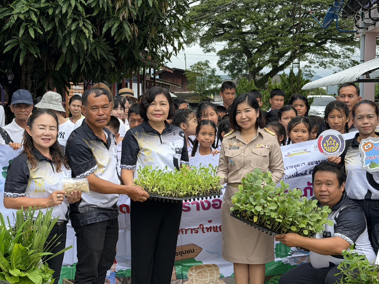 พช.พร้าว ดำเนินกิจกรรมถ่ายทอดทักษะการเพาะปลูกผักสวนครัว สร้างความมั่นคงทางอาหาร